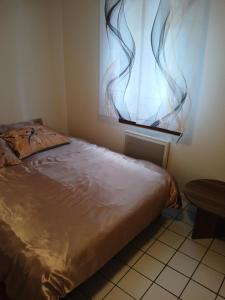 Postel nebo postele na pokoji v ubytování Comme A La Maison Chez Dominnique Coquet T2 Avec Jardin Homme Chaleureux