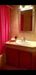 un bagno con lavandino e tenda doccia rosa di Praia da Rocha Flamingo Residence Summer a Portimão