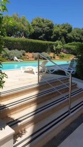 un balcone con ringhiera accanto alla piscina di Praia da Rocha Flamingo Residence Summer a Portimão