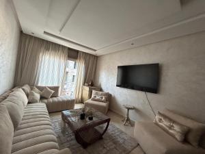 Μια τηλεόραση ή/και κέντρο ψυχαγωγίας στο Rabat Explorer Apartment