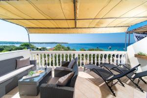 a balcony with a view of the ocean at Apartman Petra s pogledom na more in Banjol