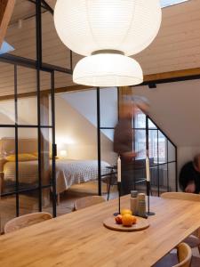 リエパーヤにあるKurshu Mansards - Modern Loftのダイニングルーム(テーブル、大型照明付)