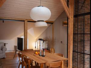 リエパーヤにあるKurshu Mansards - Modern Loftのダイニングルーム(木製テーブル、椅子付) +8枚の写真