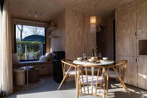 a dining room with a table and chairs at Knus gezinsverblijf in Cosi Tiny House op de Veluwe in Epe