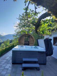 Cảnh núi rừng hoặc tầm nhìn ra núi từ căn hộ