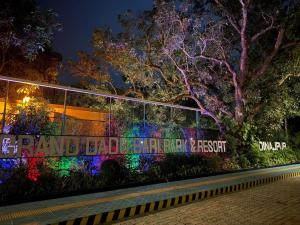 Κήπος έξω από το The Grand Dadu Bari Resort
