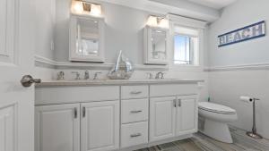 Ένα μπάνιο στο Ocean Front, Roof Top Deck, Hot Tub, Beach Badges, Wifi, +21 φωτογραφίες