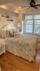 Ένα ή περισσότερα κρεβάτια σε δωμάτιο στο Ocean Front, Roof Top Deck, Hot Tub, Beach Badges, Wifi,