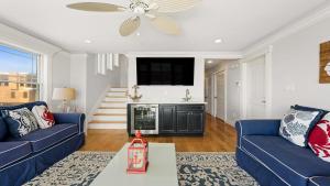 Μια τηλεόραση ή/και κέντρο ψυχαγωγίας στο Ocean Front, Roof Top Deck, Hot Tub, Beach Badges, Wifi,