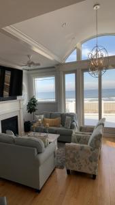 Χώρος καθιστικού στο Ocean Front, Roof Top Deck, Hot Tub, Beach Badges, Wifi,