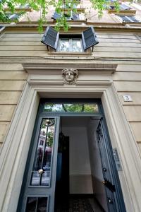 Eine Fassade oder ein Eingang zu TinkerBell