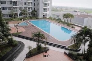 une vue aérienne d'une piscine dans un immeuble dans l'établissement Namihomestay Nera Garden Hue Pool and Gym Free, à Thôn Văn Dương