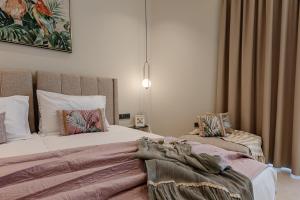 Postel nebo postele na pokoji v ubytování 1864 Apartments