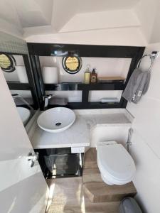 パラチにあるAzov 38 pésのトイレと洗面台のある小さなバスルーム