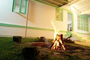 uma fogueira num quintal em frente a uma casa em Golden Cherry Homestay em Kodaikānāl mais 91 fotografias
