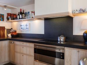 Kuchyň nebo kuchyňský kout v ubytování Chalet Ratatouille by Interhome