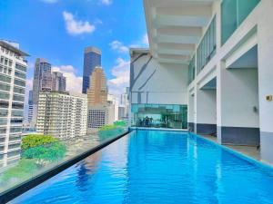 una piscina sul tetto di un edificio con skyline della città di Executive Suites By OHaus a Kuala Lumpur