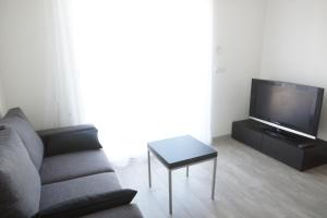 sala de estar con sofá y mesa en T2 Campo Meta, en Furiani