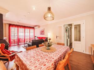 Un comedor con mesa y sillas en Apartment Mariners 4 by Interhome, en Alcudia