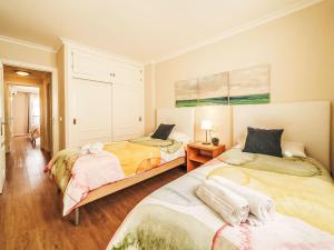 Un dormitorio con dos camas y una mesa. en Apartment Mariners 4 by Interhome, en Alcudia