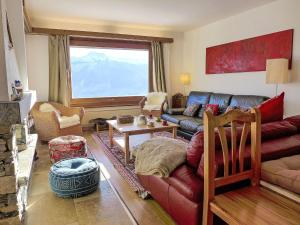 una sala de estar con un sofá y una mesa en Chalet Chalet Aglaia by Interhome, en Bluche 62 fotos más