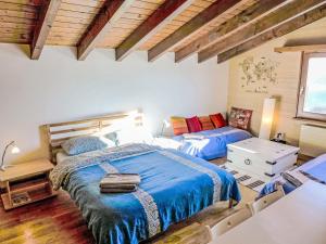 Un dormitorio con dos camas y una mesa. en Chalet Chalet Aglaia by Interhome, en Bluche