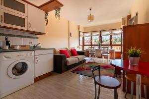 Η κουζίνα ή μικρή κουζίνα στο Duplex en Comillas con garaje