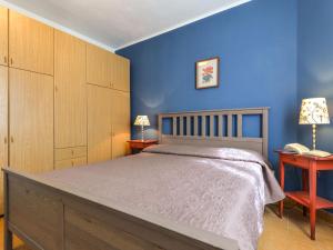A bed or beds in a room at Apartment la Roccia by Interhome