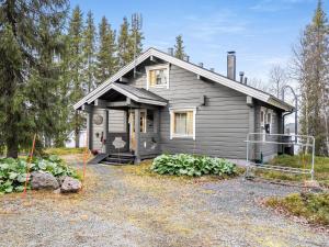 ein kleines Haus mit Garten davor in der Unterkunft Holiday Home Rukaniemen kontio by Interhome in Ruka