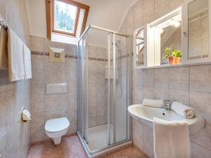 Ένα μπάνιο στο Apartment Enzian by Interhome