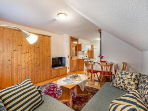 Μια τηλεόραση ή/και κέντρο ψυχαγωγίας στο Apartment Enzian by Interhome