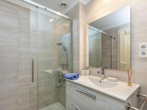 Kúpeľňa v ubytovaní Apartment Cala Montero I by Interhome