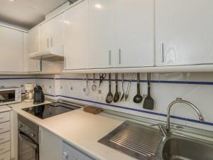Kuchyňa alebo kuchynka v ubytovaní Apartment Cala Montero I by Interhome