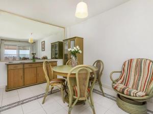 Kuchyňa alebo kuchynka v ubytovaní Apartment Cala Montero I by Interhome + 19 fotografií