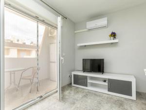 TV a/nebo společenská místnost v ubytování Apartment Abanicos by Interhome