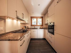 Kuchyň nebo kuchyňský kout v ubytování Chalet Dipankar by Interhome