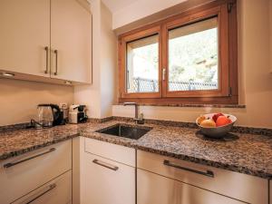 Kuchyň nebo kuchyňský kout v ubytování Chalet Dipankar by Interhome