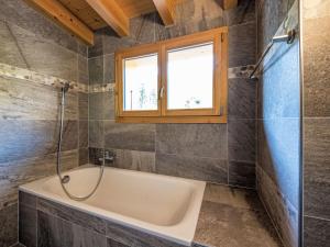 Koupelna v ubytování Chalet Dipankar by Interhome