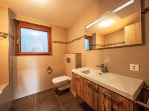 Koupelna v ubytování Chalet Dipankar by Interhome