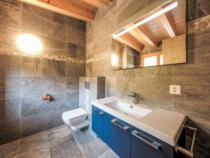 Koupelna v ubytování Chalet Dipankar by Interhome
