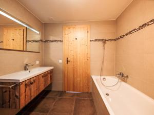 Koupelna v ubytování Chalet Dipankar by Interhome