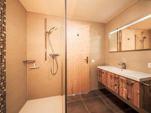 Koupelna v ubytování Chalet Dipankar by Interhome
