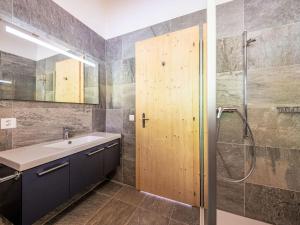 Koupelna v ubytování Chalet Dipankar by Interhome