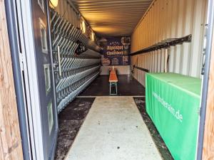 ein leerer Flur mit einem grünen Tisch und einer Treppe in der Unterkunft Holiday Home Tiny Haus Glockenalm-Haus Sissi by Interhome in Aurach + 14 Fotos