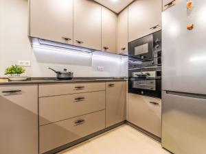 Kuchyňa alebo kuchynka v ubytovaní Apartment Acantilados-3 by Interhome