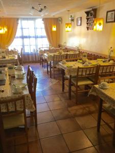 Atlantic Guest House في دونيجال: مطعم فيه طاولات وكراسي في الغرفة