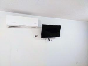 TV y caja en la pared en Cómodo departamento 2 cerca del centro de gobierno , CAS, Consulado , CRIT, en Hermosillo