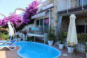 The swimming pool at or close to Casa Sabina