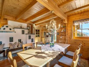 Un comedor con mesa y sillas de madera. en Holiday Home Karin by Interhome, en Heiligenblut