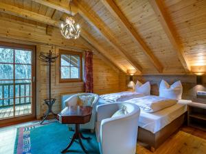 Un dormitorio con una cama en una cabaña de troncos en Holiday Home Karin by Interhome, en Heiligenblut